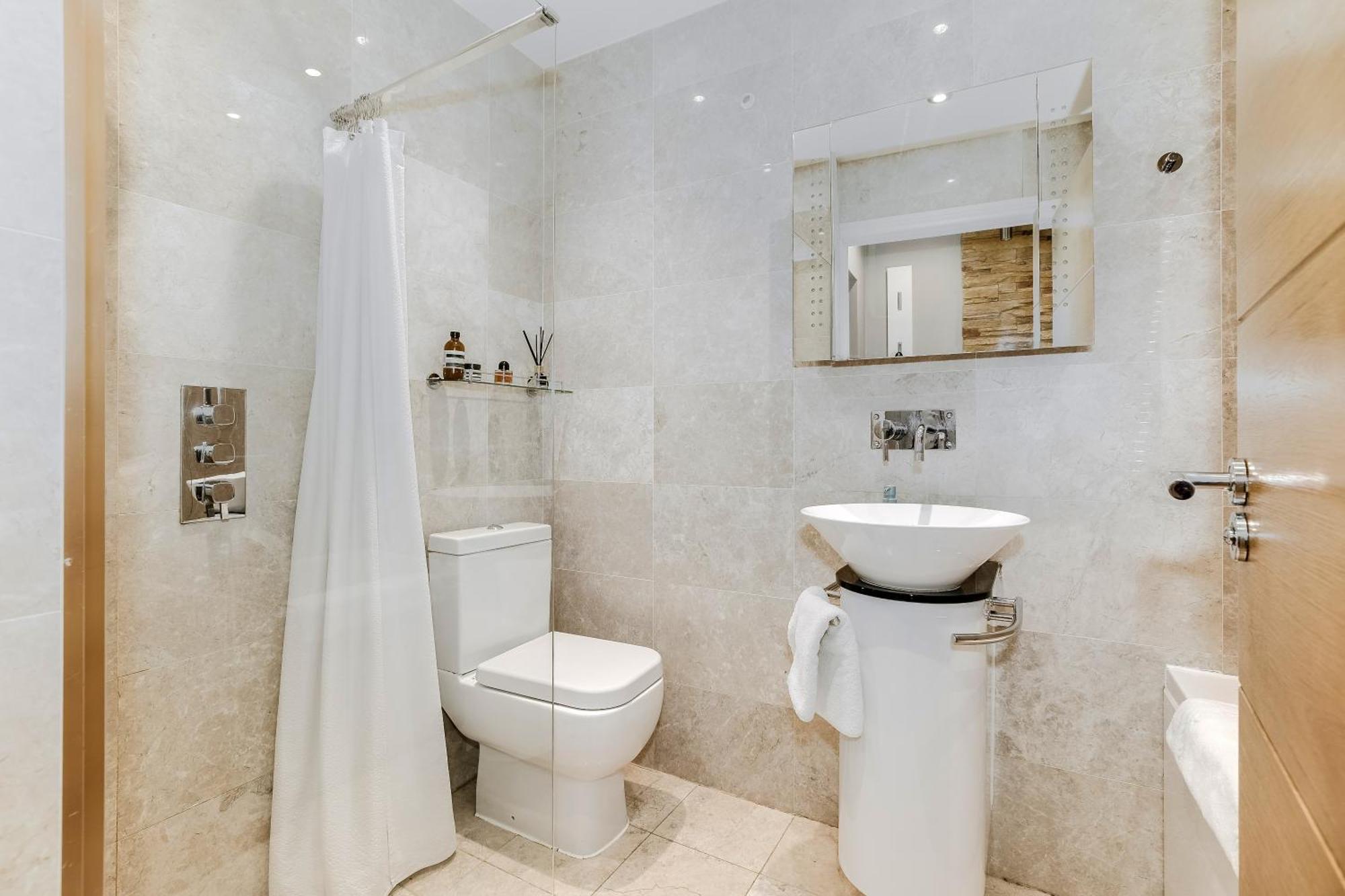 Cool Covent Garden Theatre Design Hub For Families Friends Couples Apartment London Exterior photo