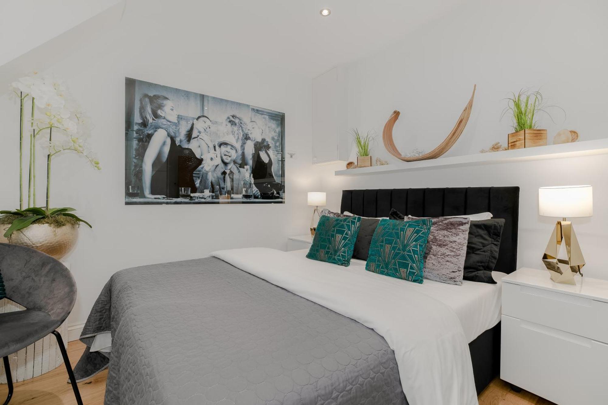 Cool Covent Garden Theatre Design Hub For Families Friends Couples Apartment London Exterior photo